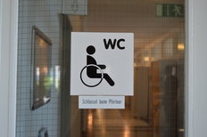 Bild: Hinweisschild zum Behinderten-WC, im Erdgeschoss im OLG Oldenburg (Hinweisbild)