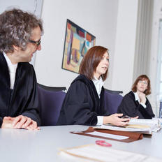 Drei Richter sitzen auf der Richterbank