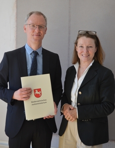 Vorsitzender Richter am Oberlandesgericht Sprenger mit der Präsidentin des Oberlandesgerichts Oldenburg van Hove