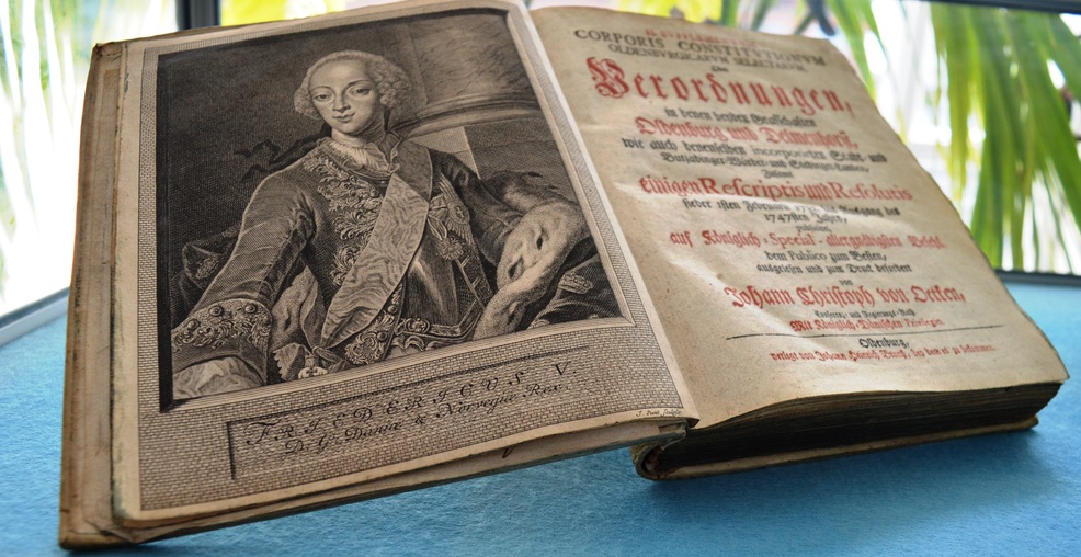 Das Bild zeigt ein historisches Buch aus der Bibliothek des Oberlandesgerichts